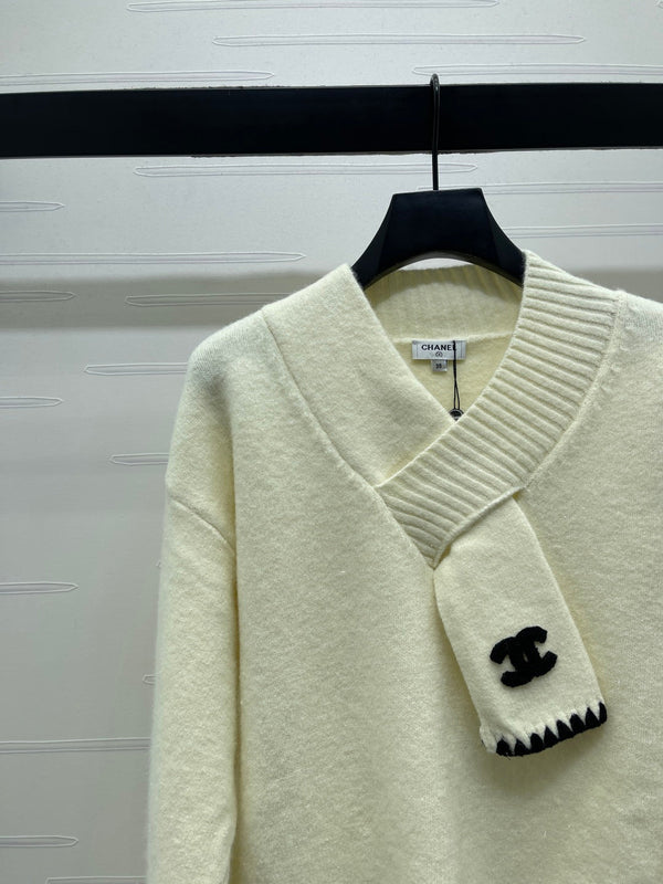 CHANEL 26 FOULARD ET PULL COL V BLANC 335372