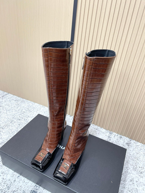 Bottes hautes Chanel marron foncé en cuir de vachette à bout carré et motif croco 591399