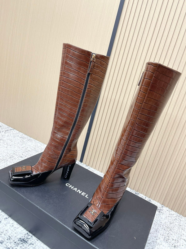 Bottes hautes Chanel marron foncé en cuir de vachette à bout carré et motif croco 591399