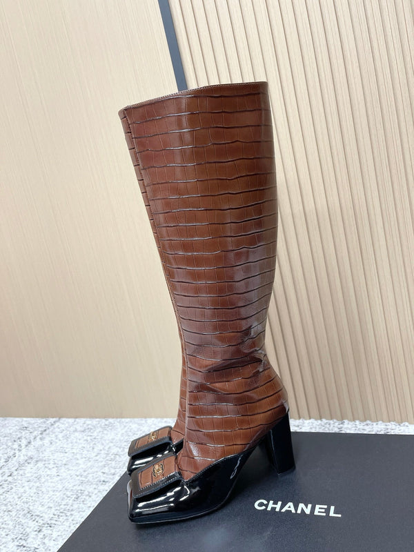 Bottes hautes Chanel marron foncé en cuir de vachette à bout carré et motif croco 591399