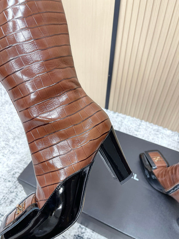 Bottes hautes Chanel marron foncé en cuir de vachette à bout carré et motif croco 591399