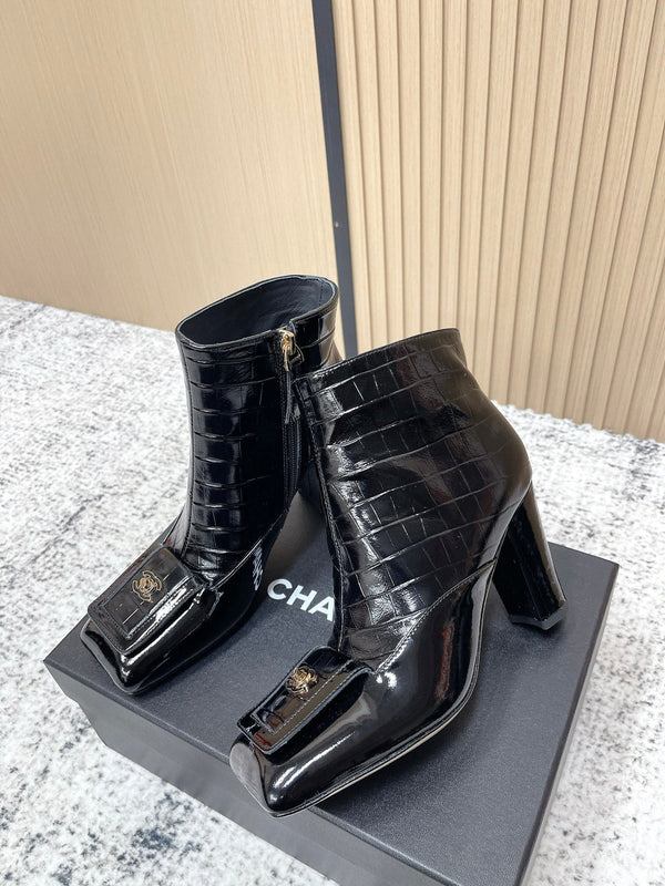 Bottines Chanel en Cuir de Vachette Noir Embossé Croco à Bout Carré 591400