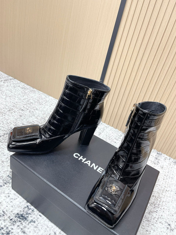 Bottines Chanel en Cuir de Vachette Noir Embossé Croco à Bout Carré 591400