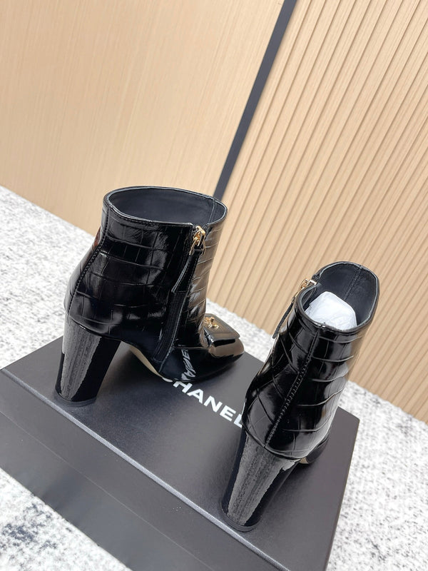 Bottines Chanel en Cuir de Vachette Noir Embossé Croco à Bout Carré 591400