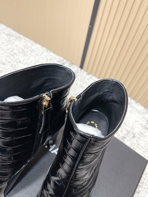 Bottines Chanel en Cuir de Vachette Noir Embossé Croco à Bout Carré 591400