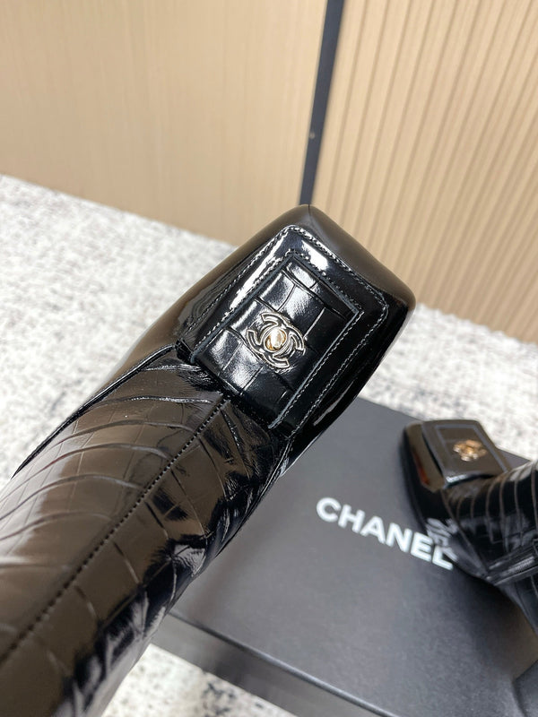 Bottines Chanel en Cuir de Vachette Noir Embossé Croco à Bout Carré 591400