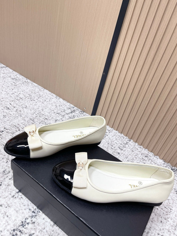Ballerines Chanel en agneau blanc et noir à logo CC entrelacé 591389