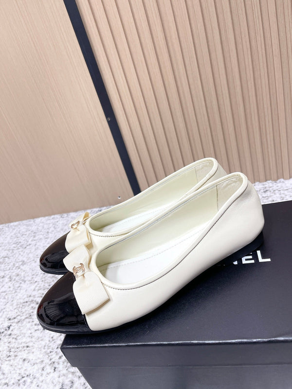 Ballerines Chanel en agneau blanc et noir à logo CC entrelacé 591389