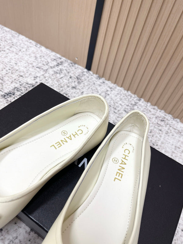 Ballerines Chanel en agneau blanc et noir à logo CC entrelacé 591389