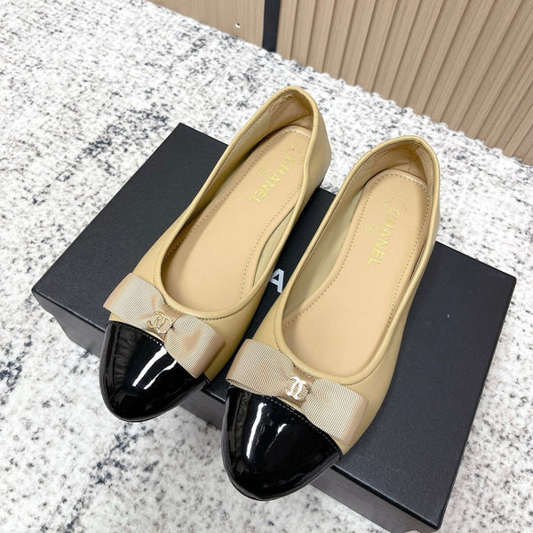 Ballerines Chanel en agneau beiges et noires avec logo CC entrelacé 591390