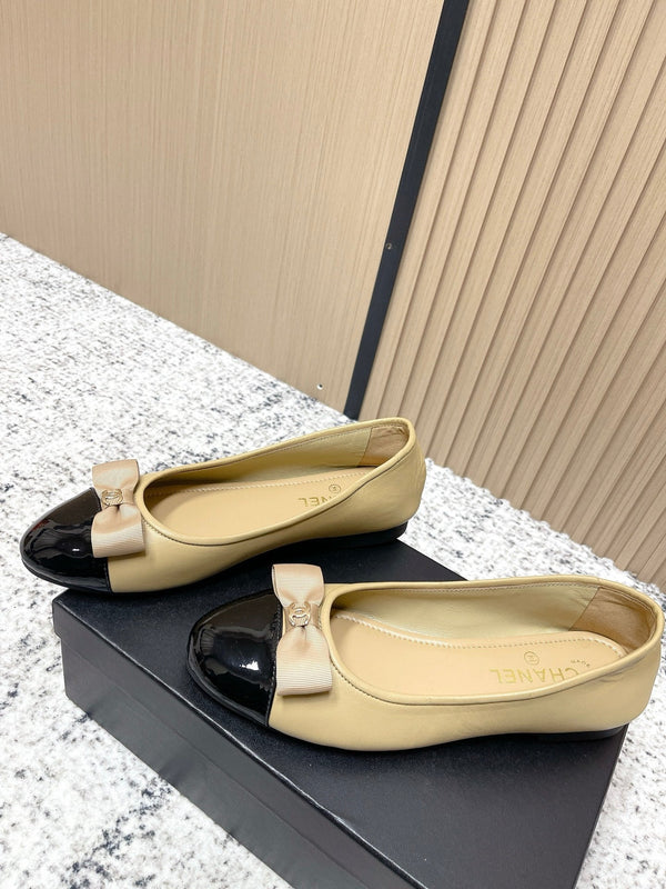 Ballerines Chanel en agneau beiges et noires avec logo CC entrelacé 591390