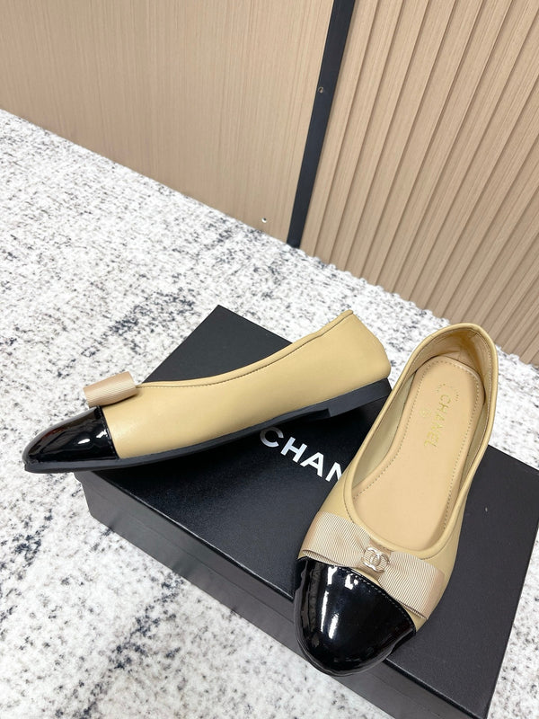 Ballerines Chanel en agneau beiges et noires avec logo CC entrelacé 591390