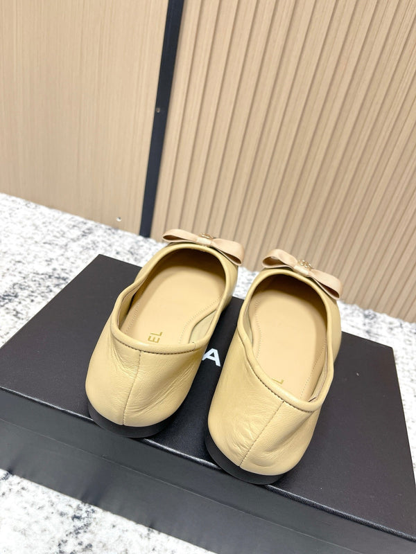Ballerines Chanel en agneau beiges et noires avec logo CC entrelacé 591390