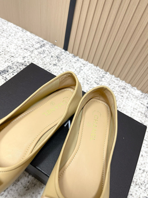 Ballerines Chanel en agneau beiges et noires avec logo CC entrelacé 591390