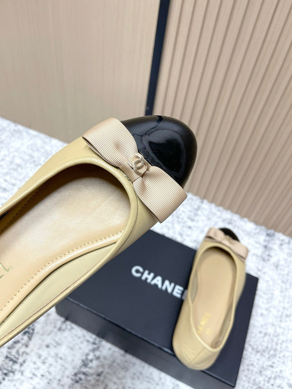 Ballerines Chanel en agneau beiges et noires avec logo CC entrelacé 591390