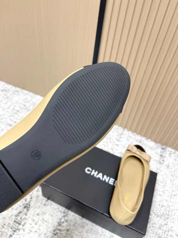 Ballerines Chanel en agneau beiges et noires avec logo CC entrelacé 591390