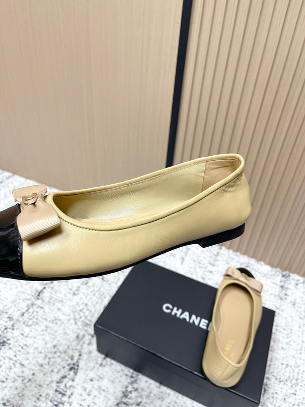 Ballerines Chanel en agneau beiges et noires avec logo CC entrelacé 591390