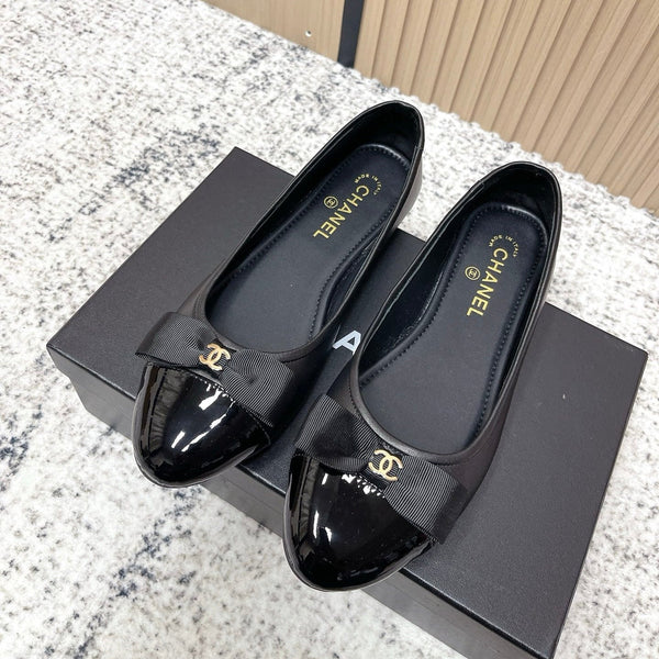 Ballerine Chanel siglée CC entrelacés en agneau noir 591388