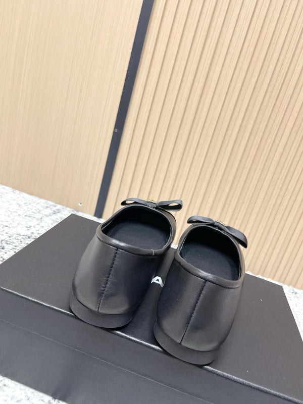 Ballerine Chanel siglée CC entrelacés en agneau noir 591388