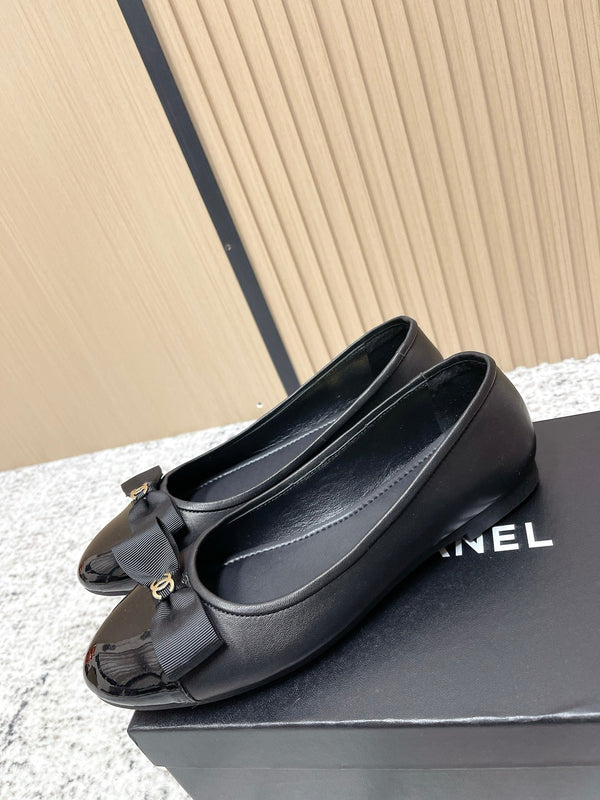 Ballerine Chanel siglée CC entrelacés en agneau noir 591388