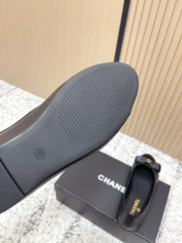 Ballerine Chanel siglée CC entrelacés en agneau noir 591388
