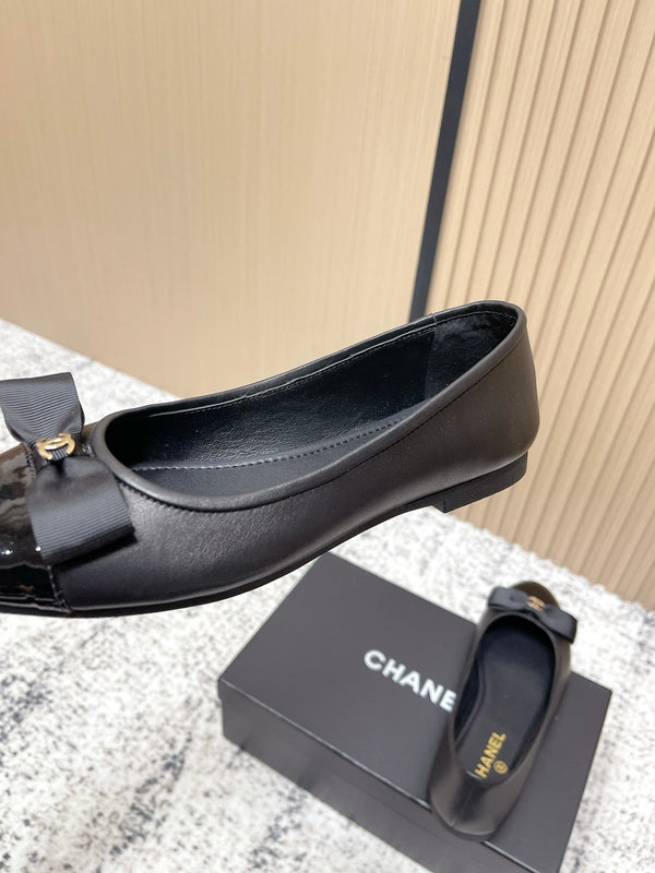 Ballerine Chanel siglée CC entrelacés en agneau noir 591388