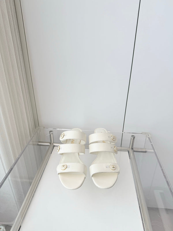 Mule sandale Chanel 26 Turnlock 40 en agneau blanc sable 597399