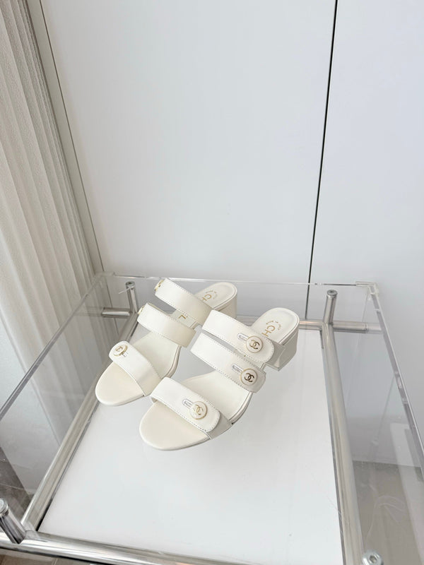 Mule sandale Chanel 26 Turnlock 40 en agneau blanc sable 597399