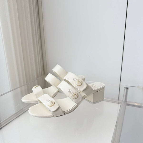 Mule sandale Chanel 26 Turnlock 40 en agneau blanc sable 597399