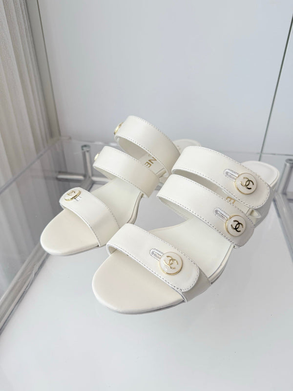 Mule sandale Chanel 26 Turnlock 40 en agneau blanc sable 597399