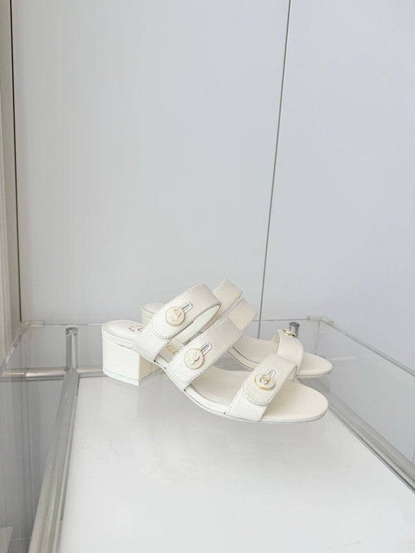 Mule sandale Chanel 26 Turnlock 40 en agneau blanc sable 597399