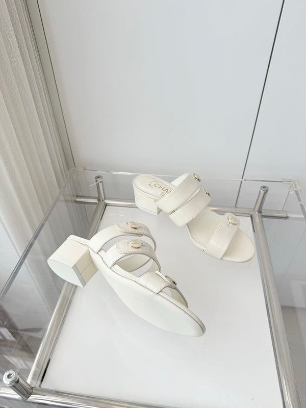Mule sandale Chanel 26 Turnlock 40 en agneau blanc sable 597399