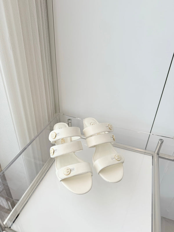 Mule sandale Chanel 26 Turnlock 40 en agneau blanc sable 597399