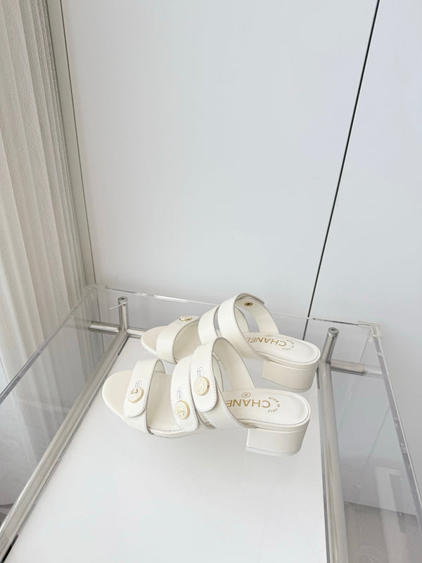 Mule sandale Chanel 26 Turnlock 40 en agneau blanc sable 597399