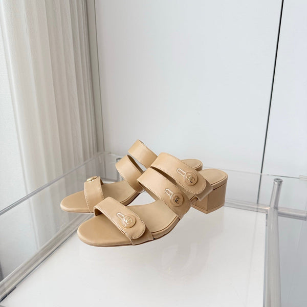 Mules en agneau Chanel 26 Turnlock 40 beige sable 597398