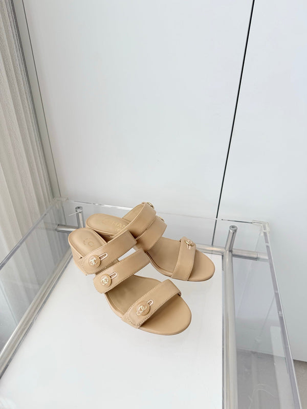Mules en agneau Chanel 26 Turnlock 40 beige sable 597398