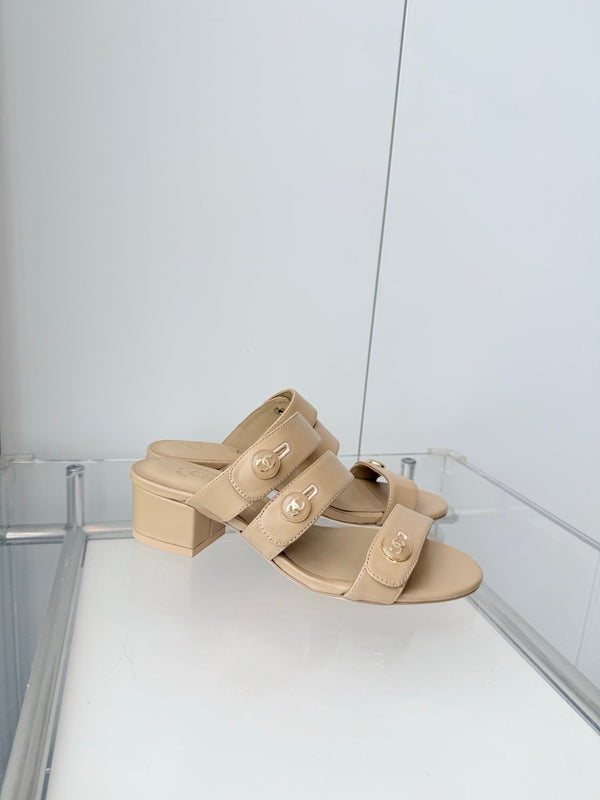 Mules en agneau Chanel 26 Turnlock 40 beige sable 597398