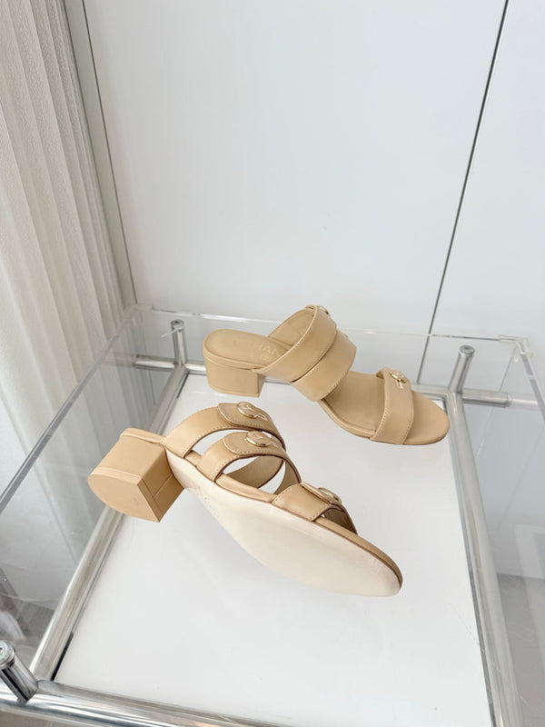 Mules en agneau Chanel 26 Turnlock 40 beige sable 597398