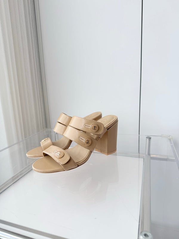 Mules Sandales Chanel 26 Turnlock 85 Beiges en Agneau 597394