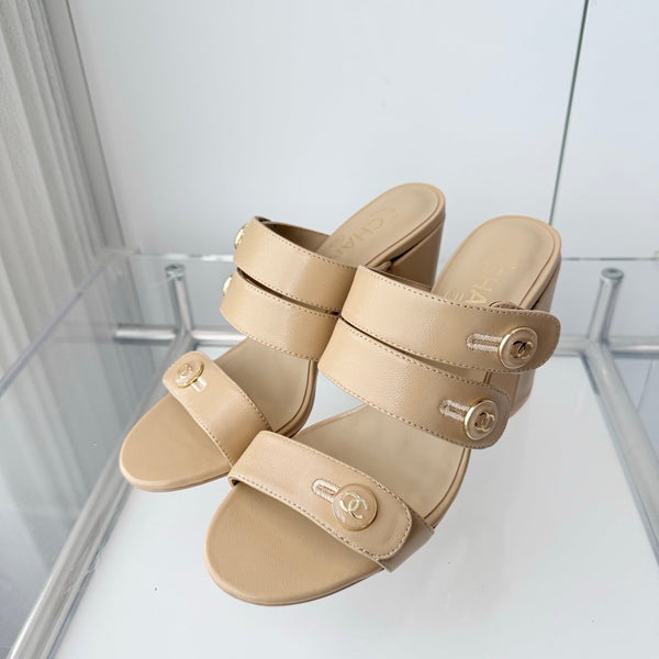 Mules Sandales Chanel 26 Turnlock 85 Beiges en Agneau 597394