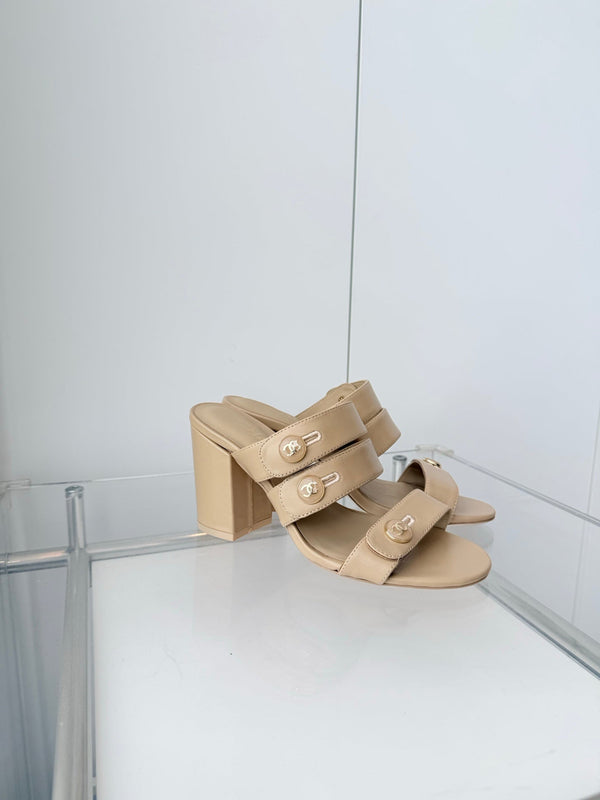 Mules Sandales Chanel 26 Turnlock 85 Beiges en Agneau 597394