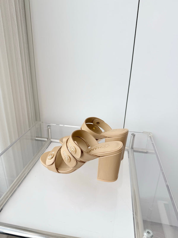 Mules Sandales Chanel 26 Turnlock 85 Beiges en Agneau 597394