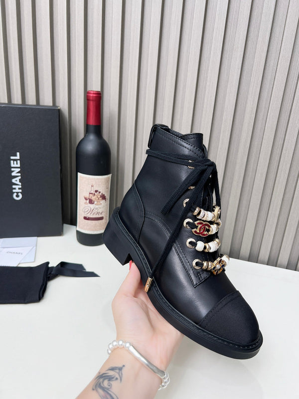 Bottes courtes Chanel CC Combat à perles noires en cuir de veau 597894