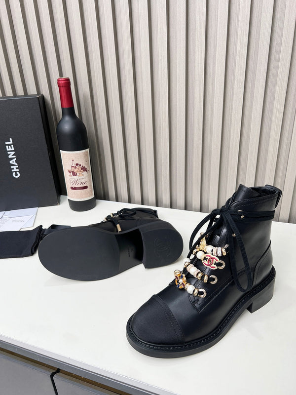 Bottes courtes Chanel CC Combat à perles noires en cuir de veau 597894