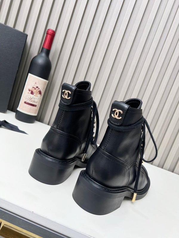 Bottes courtes Chanel CC Combat à perles noires en cuir de veau 597894