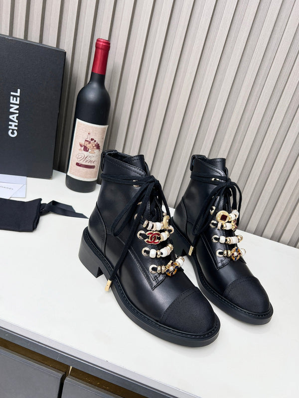 Bottes courtes Chanel CC Combat à perles noires en cuir de veau 597894