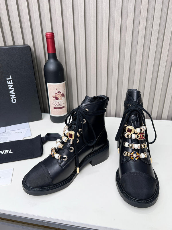 Bottes courtes Chanel CC Combat à perles noires en cuir de veau 597894