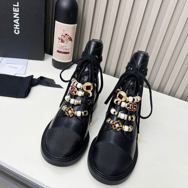 Bottes courtes Chanel CC Combat à perles noires en cuir de veau 597894