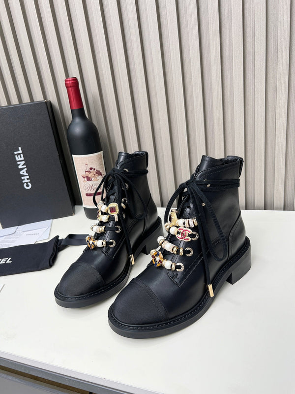 Bottes courtes Chanel CC Combat à perles noires en cuir de veau 597894