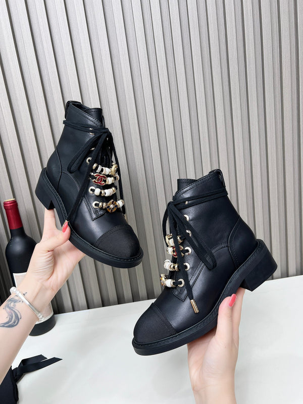 Bottes courtes Chanel CC Combat à perles noires en cuir de veau 597894